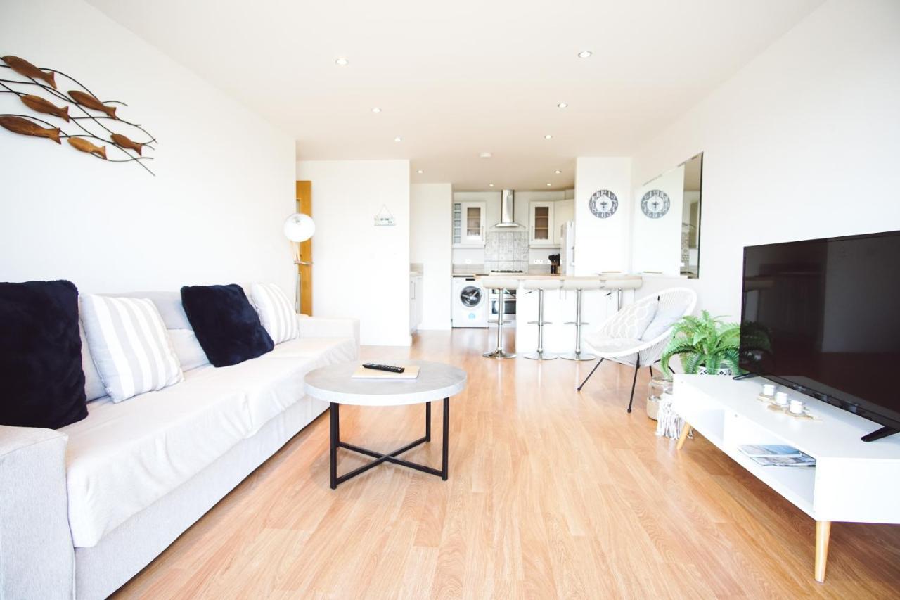 Stunning Two Bed Sea View With Pool & Gym