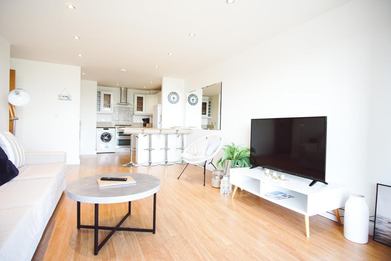 Stunning Two Bed Sea View With Pool & Gym Apartment *